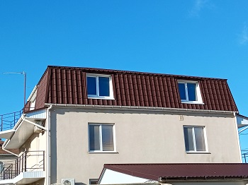 Металлочерепица на крыше дома в Судаке